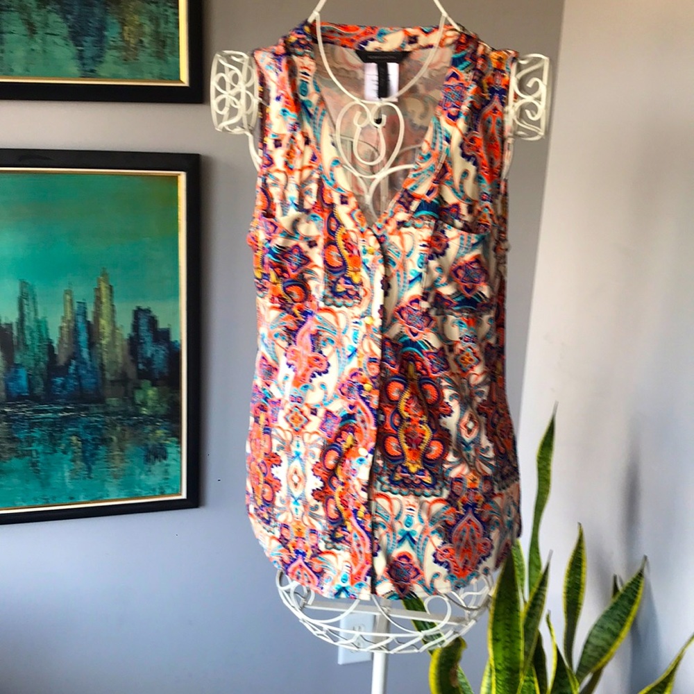 FINAL MARKDOWN  BCBGMAXAZARIA Sleeveless Paisley Shirt Sz L